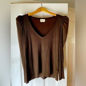 National puff-sleeved v-neck top